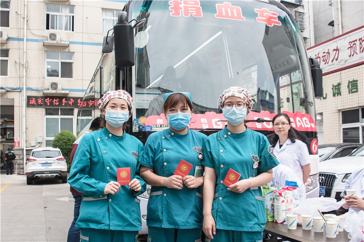 獻出熱血，共享生命——信陽市中醫(yī)院組織開展無償獻血活動