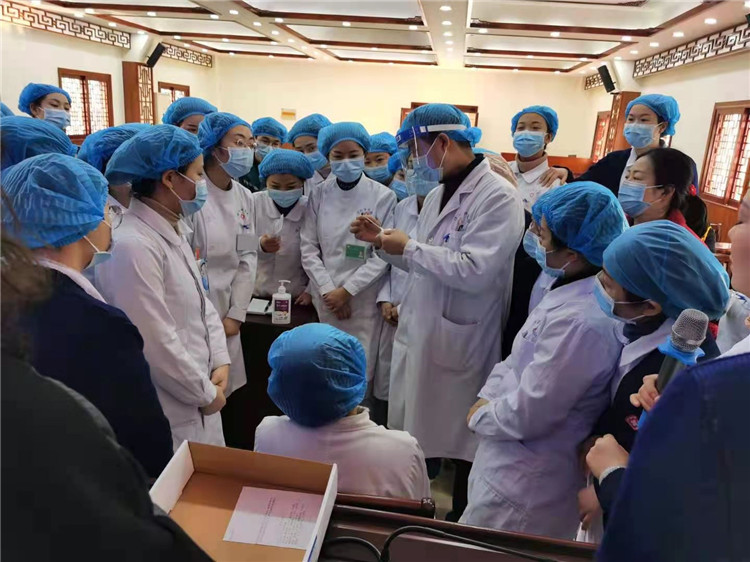 信陽市中醫(yī)院開展新冠肺炎核酸采樣及防護服穿脫技術(shù)培訓