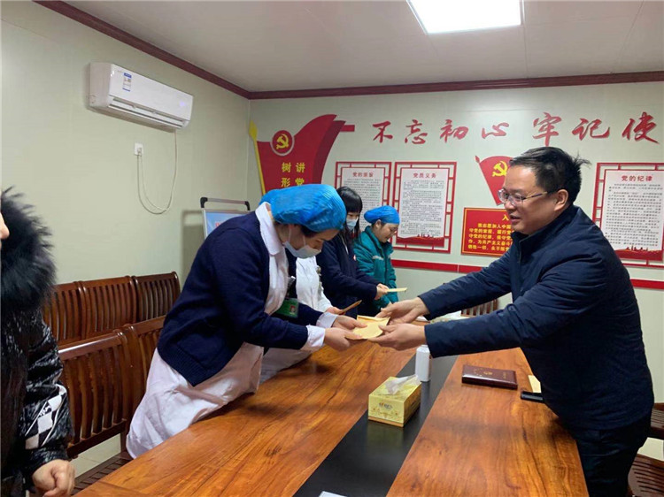 情系職工送溫暖 濃濃關懷暖人心--信陽市中醫(yī)院開展春節(jié)慰問幫扶活動