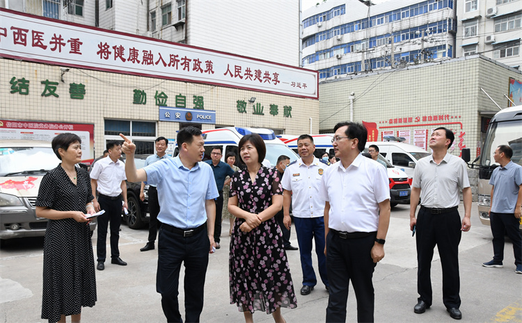 副市長(zhǎng)鄭云一行蒞臨信陽市中醫(yī)院調(diào)研指導(dǎo)工作