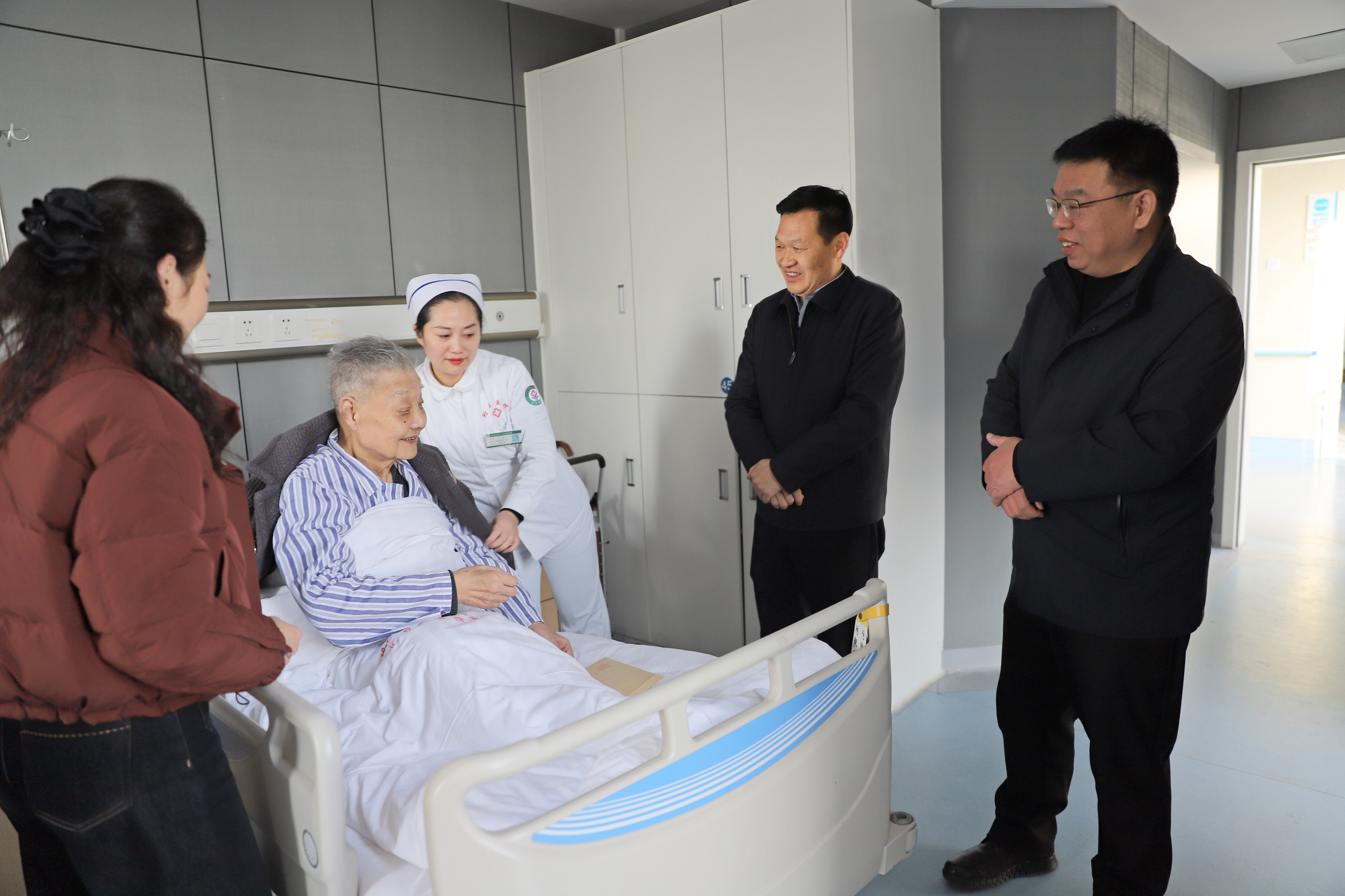 信陽市中醫(yī)院開展“迎新春 送溫暖”走訪慰問活動(dòng)